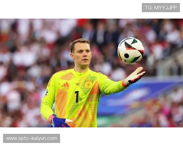 诺伊尔造访球迷俱乐部,社媒晒照分享拜仁特别时刻