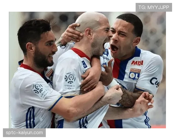 特写：洛里昂门将姆沃戈高接抵挡，力保球门不失成抢分关键